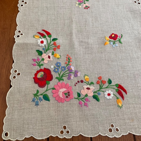 Hand Embroidered Vintage Floral Table Runner - Picture 5 of 6